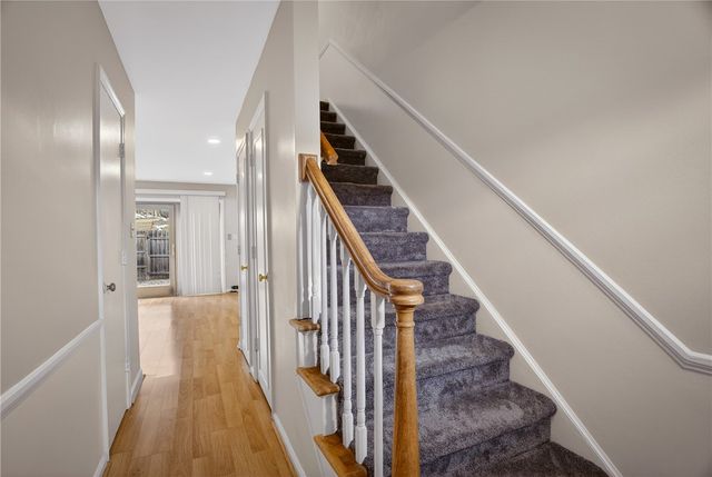 384 Newburn Dr, Scott Twp, PA 15216