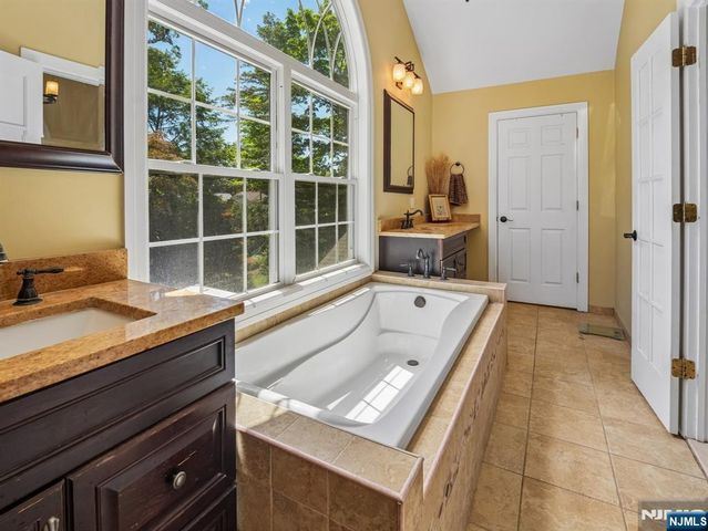 233 Park Avenue, Allendale, NJ 07401