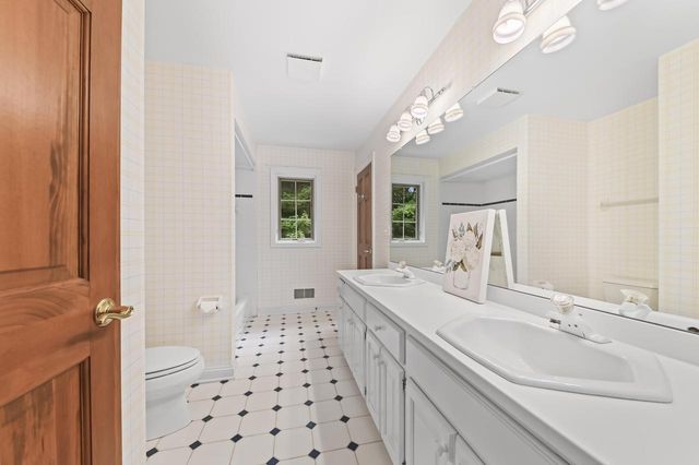 3820 Charter Point COURT, Brookfield, WI 53045