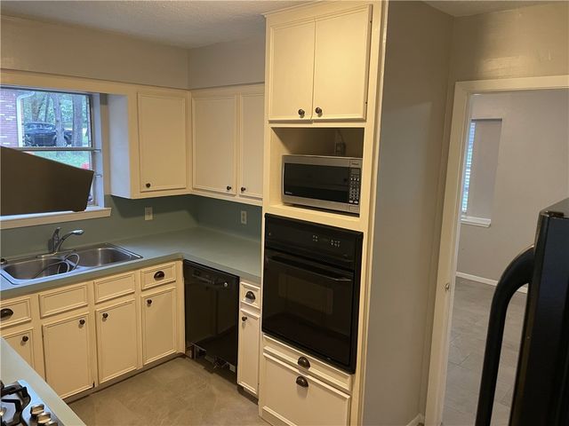 1104 Neal Picket, College Station, TX 77840