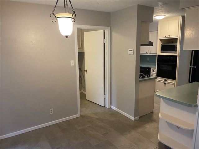 1104 Neal Picket, College Station, TX 77840