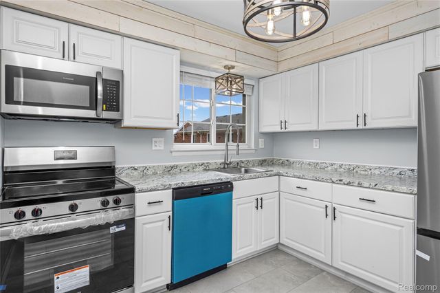 25325 Shiawassee Circle 203, Southfield, MI 48033