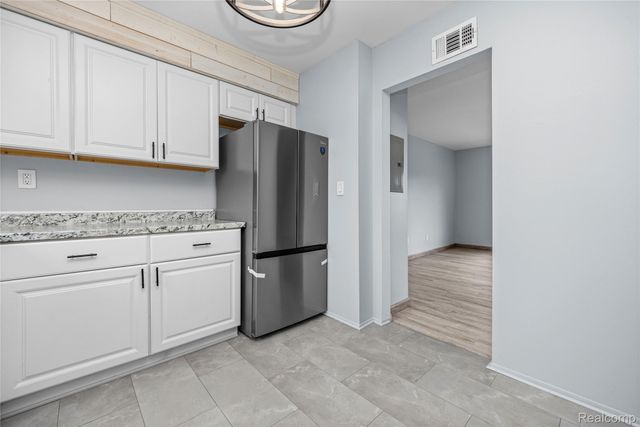 25325 Shiawassee Circle 203, Southfield, MI 48033