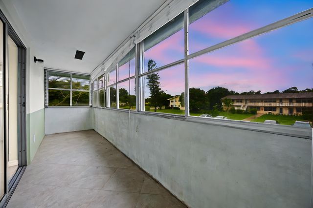 144 Canterbury F, West Palm Beach, FL 33417