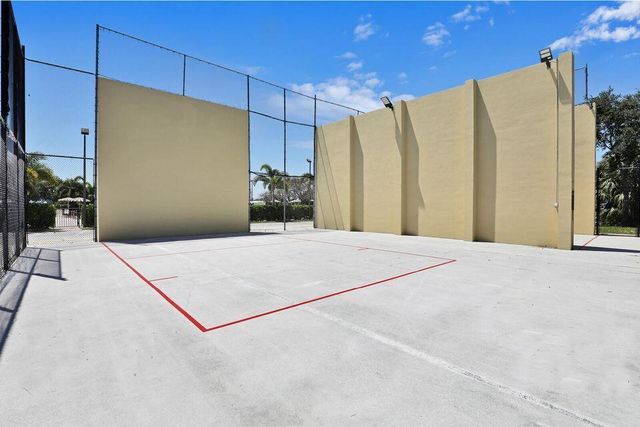 144 Canterbury F, West Palm Beach, FL 33417