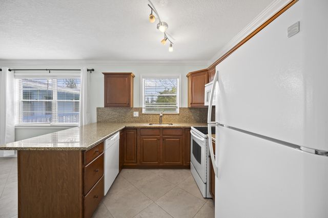 144 Canterbury F, West Palm Beach, FL 33417