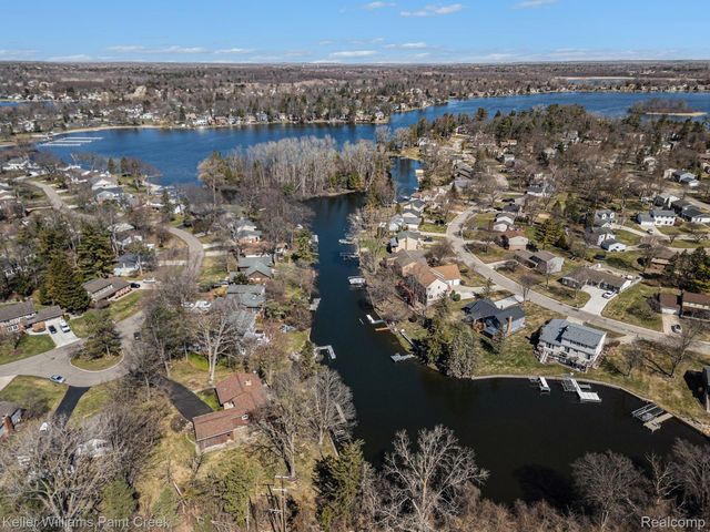 2911 Walmsley Circle Drive, Orion Charter Township, MI 48360