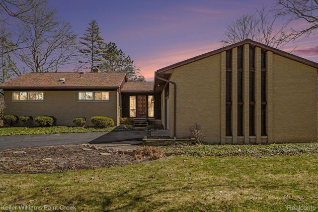 2911 Walmsley Circle Drive, Orion Charter Township, MI 48360