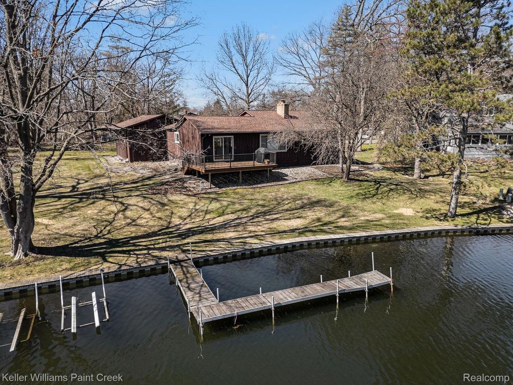 2911 Walmsley Circle Drive, Orion Charter Township, MI 48360
