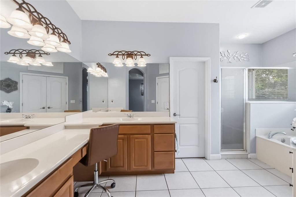 Image 15 of property listing at 1925 BREEZY HILL DRIVE WINDERMERE FLORIDA 34786, Windermere, FL 34786