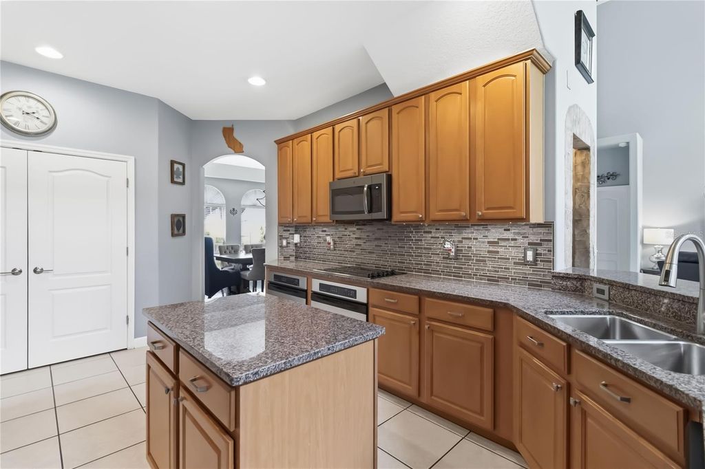 Image 7 of property listing at 1925 BREEZY HILL DRIVE WINDERMERE FLORIDA 34786, Windermere, FL 34786