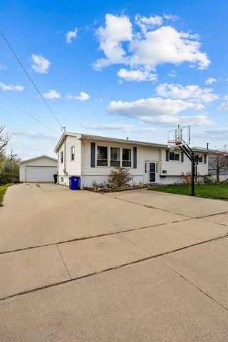 3313 Crestwood NW, Cedar Rapids, IA 52405