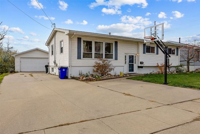 3313 Crestwood NW, Cedar Rapids, IA 52405