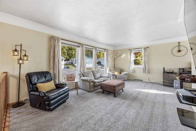 3313 Crestwood NW, Cedar Rapids, IA 52405