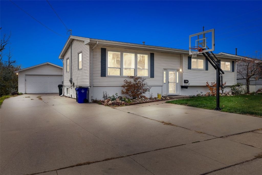 3313 Crestwood NW, Cedar Rapids, IA 52405