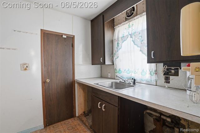 21966 Curie Avenue, Warren, MI 48091
