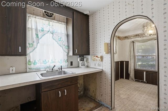 21966 Curie Avenue, Warren, MI 48091