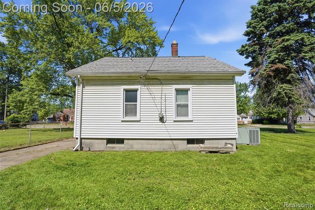 21966 Curie Avenue, Warren, MI 48091