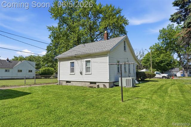 21966 Curie Avenue, Warren, MI 48091