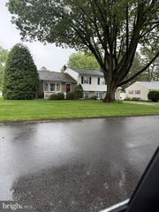 684 GENTRY DR, Lancaster, PA 17603
