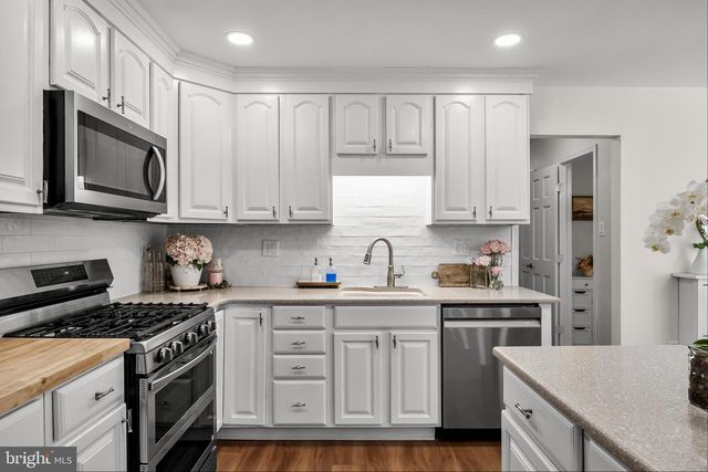 8 YORKSHIRE DR, Medford, NJ 08055