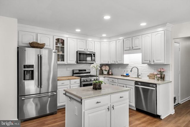 8 YORKSHIRE DR, Medford, NJ 08055