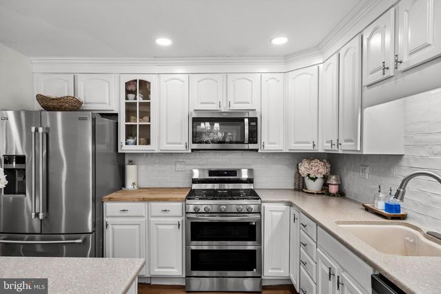 8 YORKSHIRE DR, Medford, NJ 08055