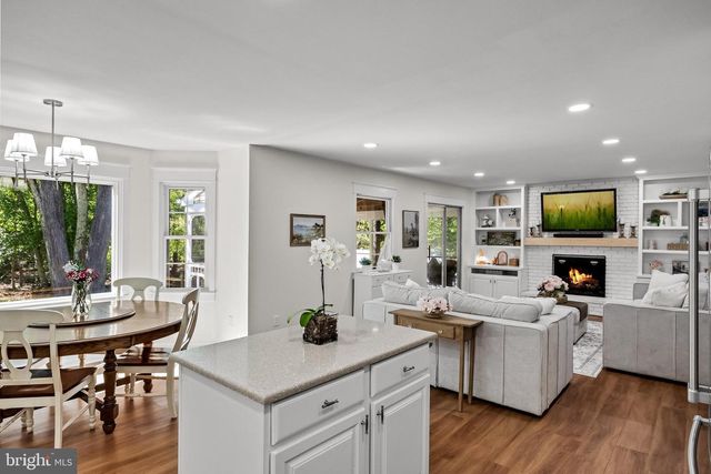 8 YORKSHIRE DR, Medford, NJ 08055