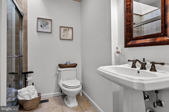 8 YORKSHIRE DR, Medford, NJ 08055