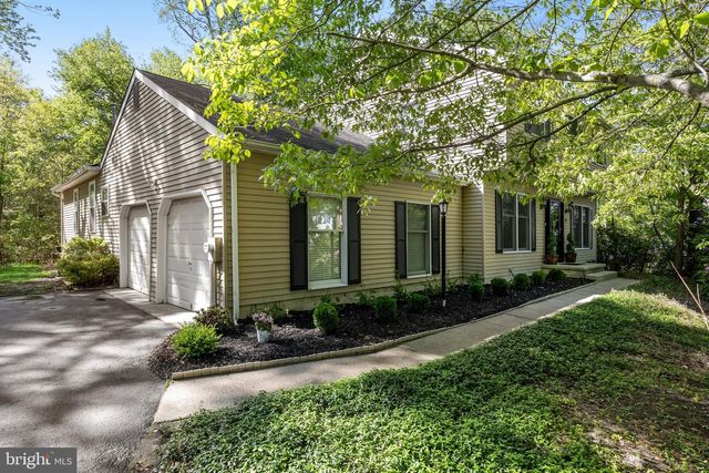 8 YORKSHIRE DR, Medford, NJ 08055