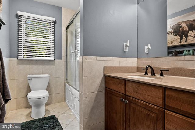 8 YORKSHIRE DR, Medford, NJ 08055
