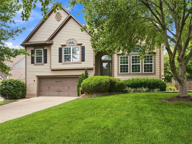 2340 W Trail Drive, Olathe, KS 66061