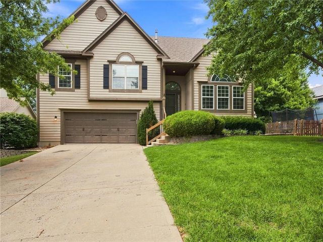 2340 W Trail Drive, Olathe, KS 66061