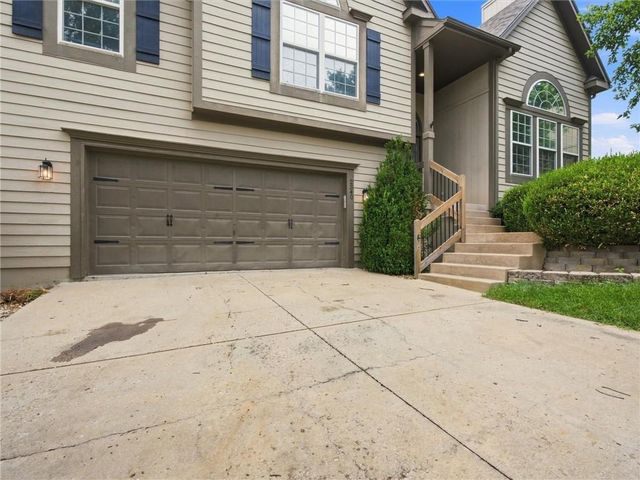 2340 W Trail Drive, Olathe, KS 66061
