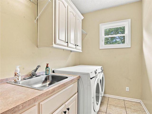 2340 W Trail Drive, Olathe, KS 66061
