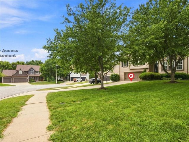 2340 W Trail Drive, Olathe, KS 66061