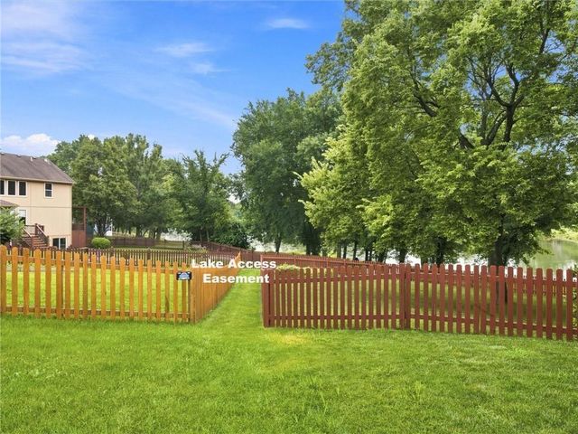 2340 W Trail Drive, Olathe, KS 66061