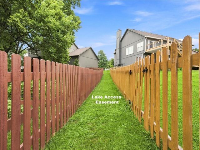 2340 W Trail Drive, Olathe, KS 66061