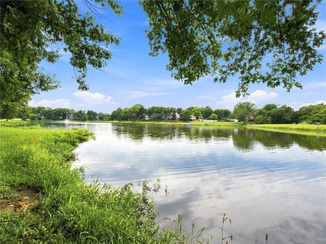 2340 W Trail Drive, Olathe, KS 66061