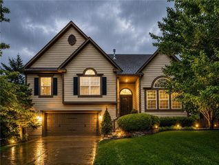 2340 W Trail Drive, Olathe, KS 66061