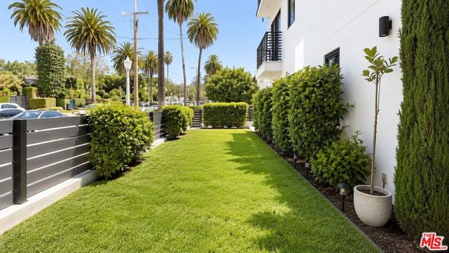 2120 N Beachwood Drive, Los Angeles, CA 90068