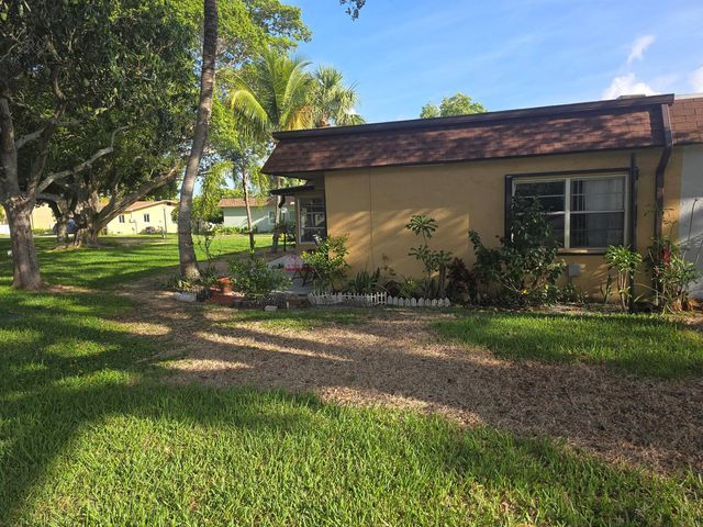 2002 SW Natura Boulevard B, Deerfield Beach, FL 33441