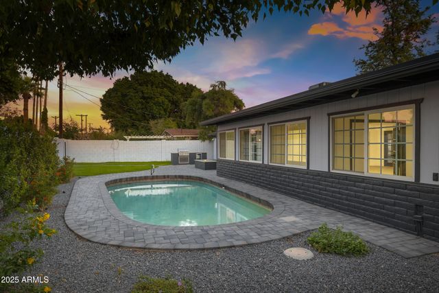 1302 W Golden Lane, Phoenix, AZ 85021