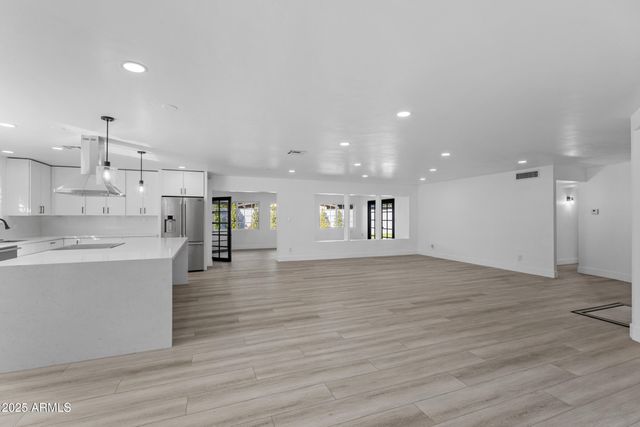 1302 W Golden Lane, Phoenix, AZ 85021