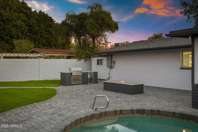 1302 W Golden Lane, Phoenix, AZ 85021