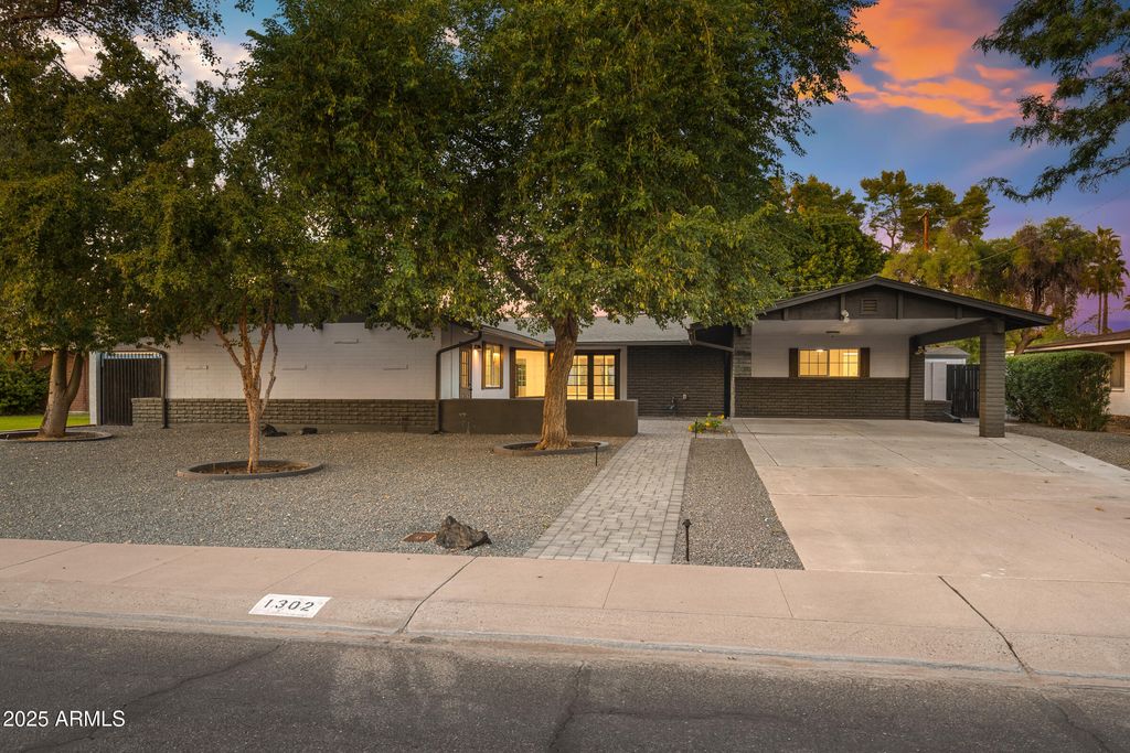 1302 W Golden Lane, Phoenix, AZ 85021