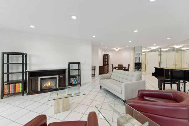 3100 Lexington Lane 306, Glenview, IL 60026