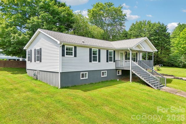 119 E Meadow Lane, Horse Shoe, NC 28742