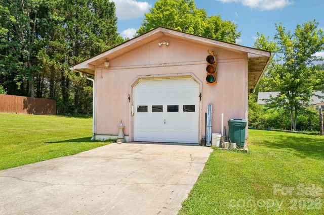 119 E Meadow Lane, Horse Shoe, NC 28742