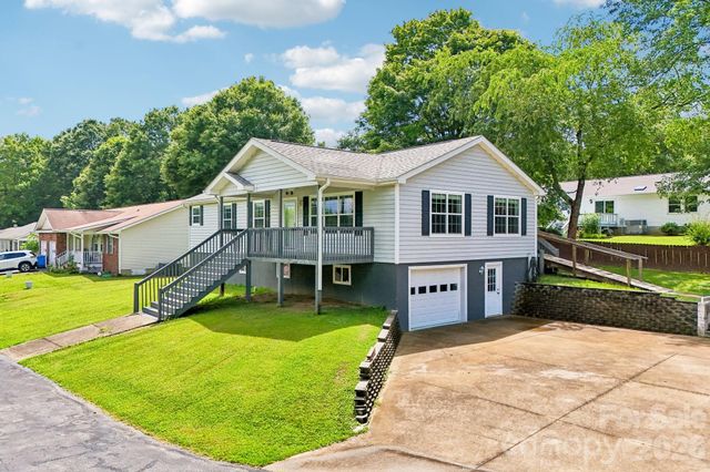 119 E Meadow Lane, Horse Shoe, NC 28742
